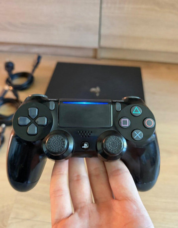 sony-playstation-4-pro-1tb-original-ovladac-a-kabelaz-big-1