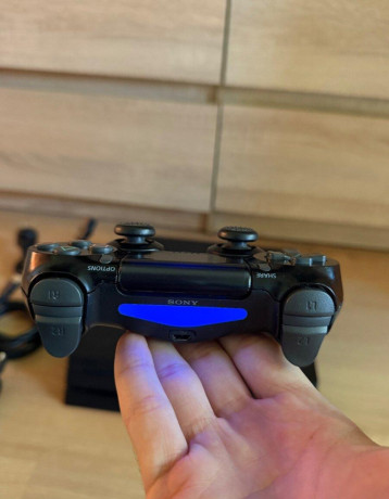 sony-playstation-4-pro-1tb-original-ovladac-a-kabelaz-big-2