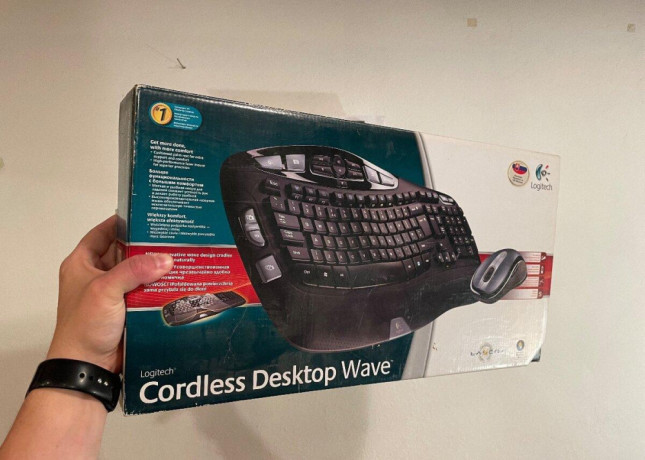 bezdrotova-klavesnica-a-mys-logitech-cordless-desktop-wave-big-0