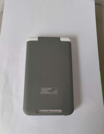 znackova-solarna-powerbanka-xtorm-big-2