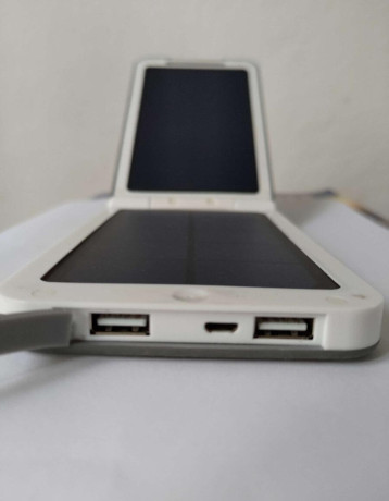 znackova-solarna-powerbanka-xtorm-big-1