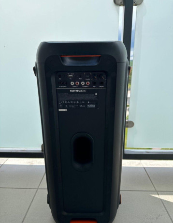 jbl-partybox-300-prenosny-bluetooth-reproduktor-big-4