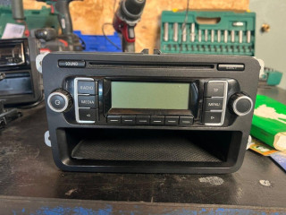 predam-2din-autoradio-s-kastlikom-do-vw-golf-touran-caddy