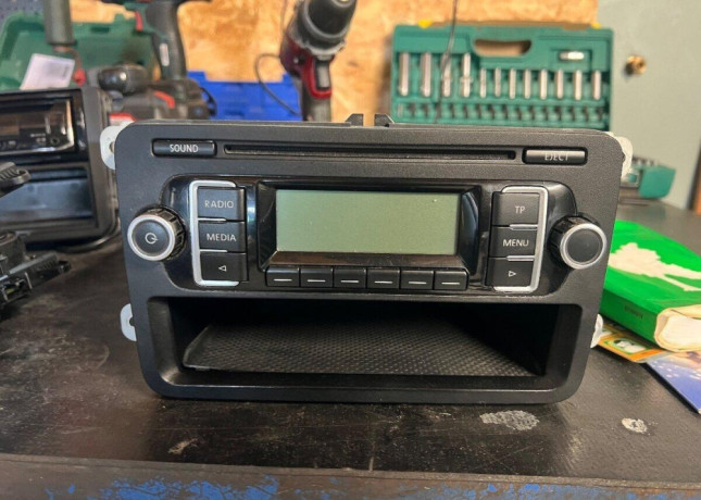 predam-2din-autoradio-s-kastlikom-do-vw-golf-touran-caddy-big-0