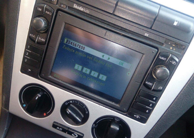 predam-autoradio-skoda-octavia-mfd-1-z-obrazovkou-big-0