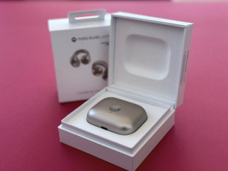 sluchadla-moto-buds-loop-pantone-oak