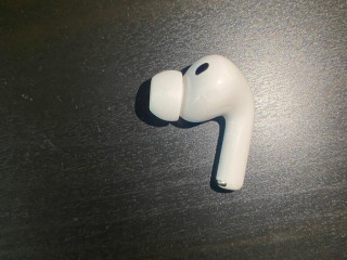 airpods-pro-3-prave-sluchadlo
