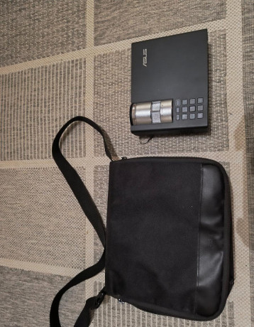 predaj-vymena-asus-extra-jasny-700-ansi-lumen-projektor-big-0