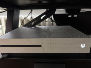 predam-xbox-one-s-s-ovladacom