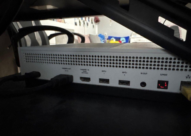 predam-xbox-one-s-s-ovladacom-big-4
