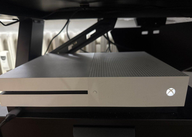 predam-xbox-one-s-s-ovladacom-big-0