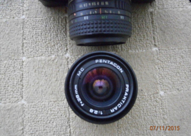 praktica-b100-2ks-objektivov-big-2
