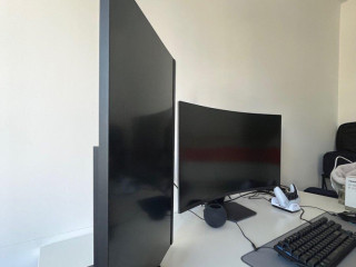predam-2-monitory-27-a-32-so-zarukou