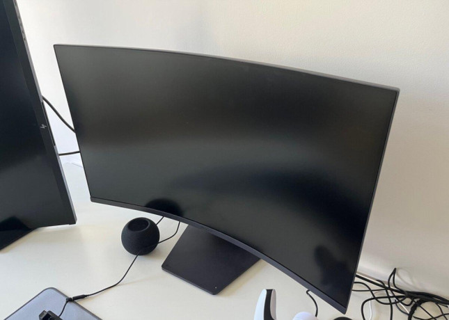 predam-2-monitory-27-a-32-so-zarukou-big-1