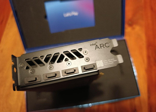 predam-graficku-karta-intel-arc-a750-limited-8gb-gddr6-big-2