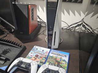 playstation-5-2-ovladace-a-hry