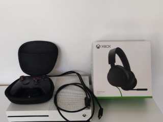 xbox-one-s-s-ovladacom-a-sluchadkami