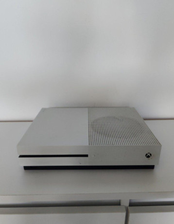 xbox-one-s-s-ovladacom-a-sluchadkami-big-2