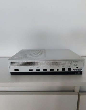 xbox-one-s-s-ovladacom-a-sluchadkami-big-3