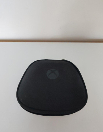 xbox-one-s-s-ovladacom-a-sluchadkami-big-4