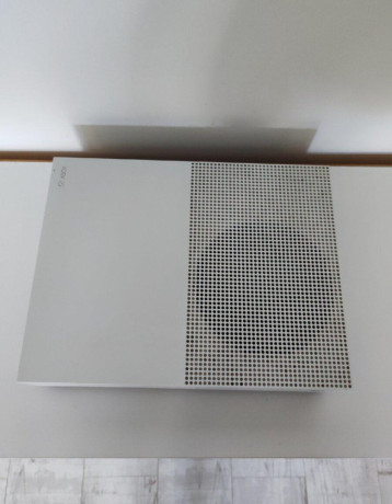 xbox-one-s-s-ovladacom-a-sluchadkami-big-1