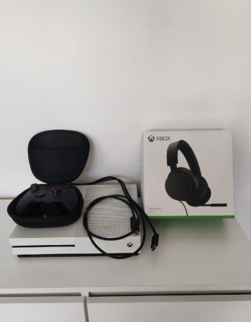 xbox-one-s-s-ovladacom-a-sluchadkami-big-0
