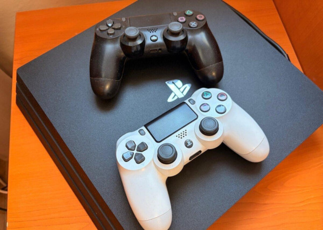 playstation-4-pro-1tb-2-ovladace-gta-v-tlou-fifa-19-big-2