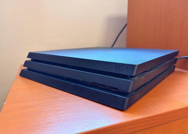 playstation-4-pro-1tb-2-ovladace-gta-v-tlou-fifa-19-big-0