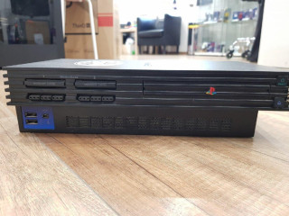 playstation-2-vela-hier-2-ovladace