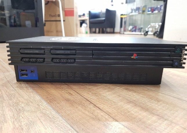 playstation-2-vela-hier-2-ovladace-big-0