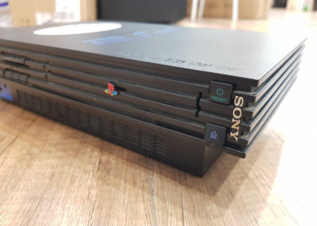playstation-2-vela-hier-2-ovladace-big-1