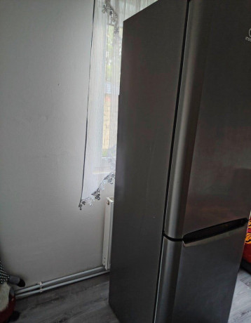 chladnicka-z-mraznickou-indesit-big-2