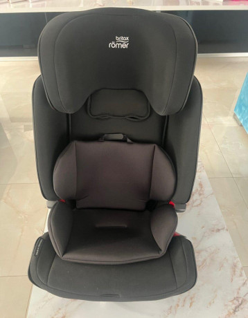 autosedacka-britax-romer-advansafix-iv-r-cosmos-black-big-1