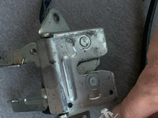 toyota-yaris-10-vvti-zadne-svetlo-zamok-na-kufor