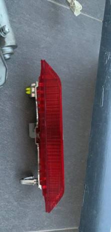 toyota-yaris-10-vvti-zadne-svetlo-zamok-na-kufor-big-3