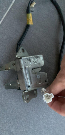 toyota-yaris-10-vvti-zadne-svetlo-zamok-na-kufor-big-0