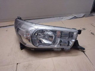 predne-prave-svetlo-toyota-hilux-r-2015