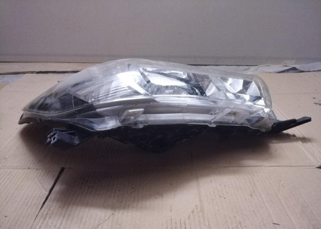 predne-prave-svetlo-toyota-hilux-r-2015-big-3