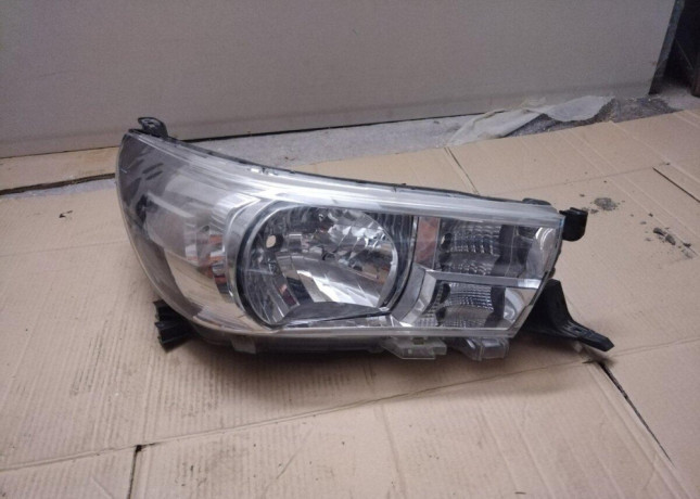 predne-prave-svetlo-toyota-hilux-r-2015-big-0