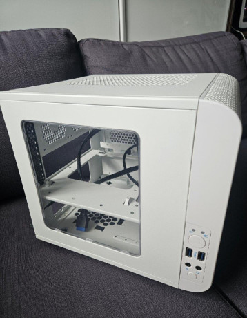 mini-itx-thermaltake-big-2