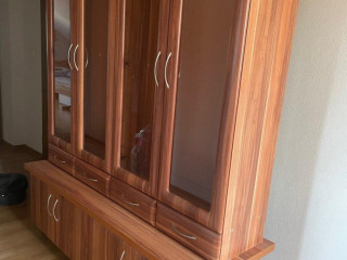 presklena-vitrina-na-knihy-sosky