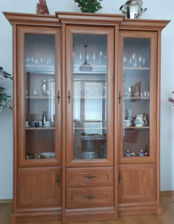 drevena-vitrina-a-konferencny-stolik-big-0