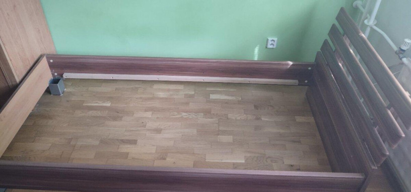 predam-postel-nocny-stolik-big-3