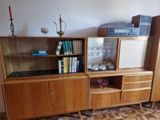 retro-zachovaly-nabytok-kniznica-skrine