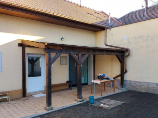drevena-pergola-pristresok-na-terasu-so-zastresenim-dlzka
