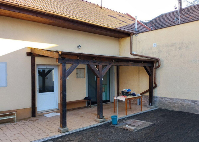 drevena-pergola-pristresok-na-terasu-so-zastresenim-dlzka-big-0
