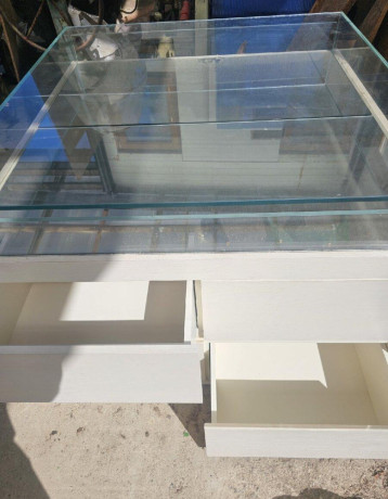 vitrina-sklenena-s-uloznym-priestorom-big-2
