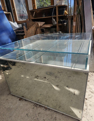 vitrina-sklenena-s-uloznym-priestorom-big-1