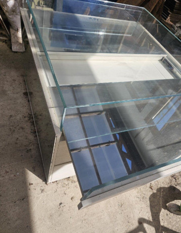 vitrina-sklenena-s-uloznym-priestorom-big-3