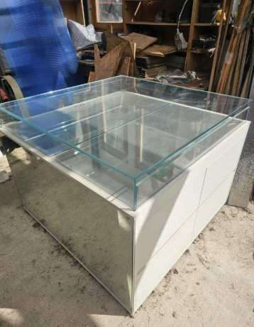 vitrina-sklenena-s-uloznym-priestorom-big-0